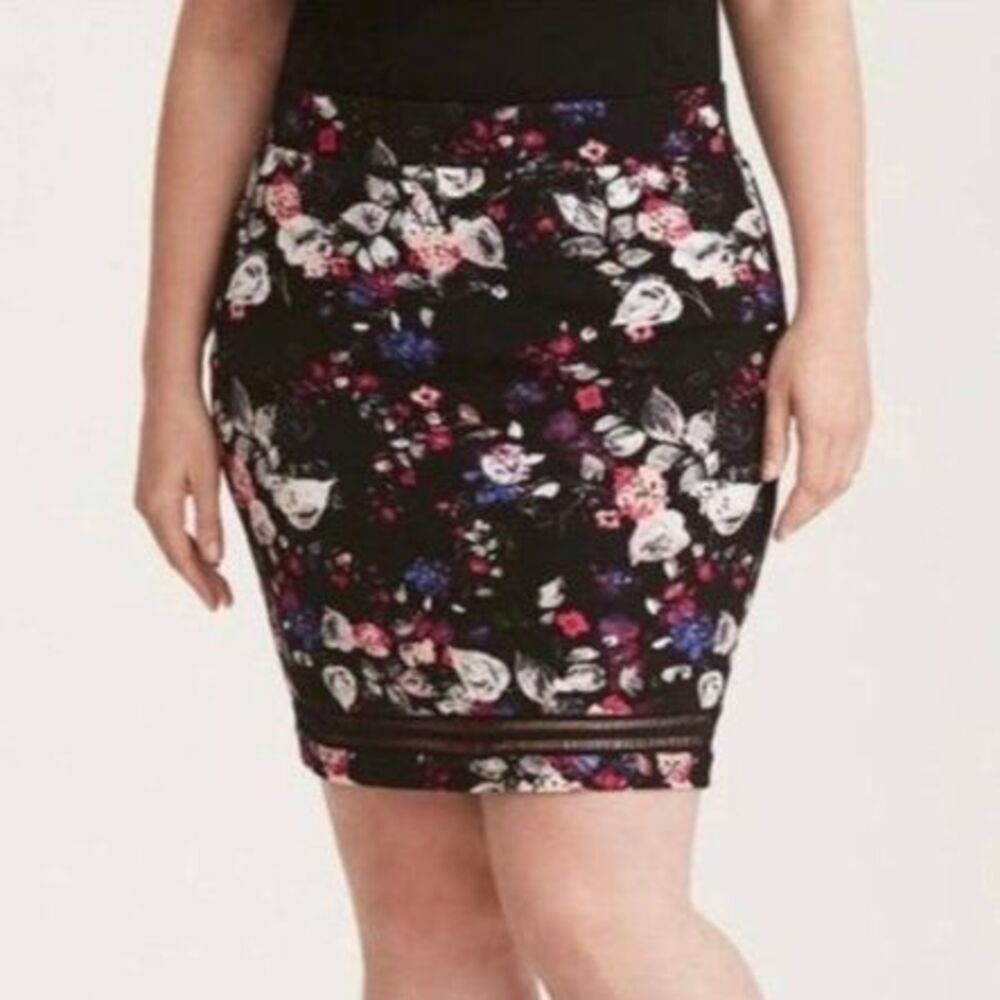 Torrid size 4 black floral mini pencil skirt